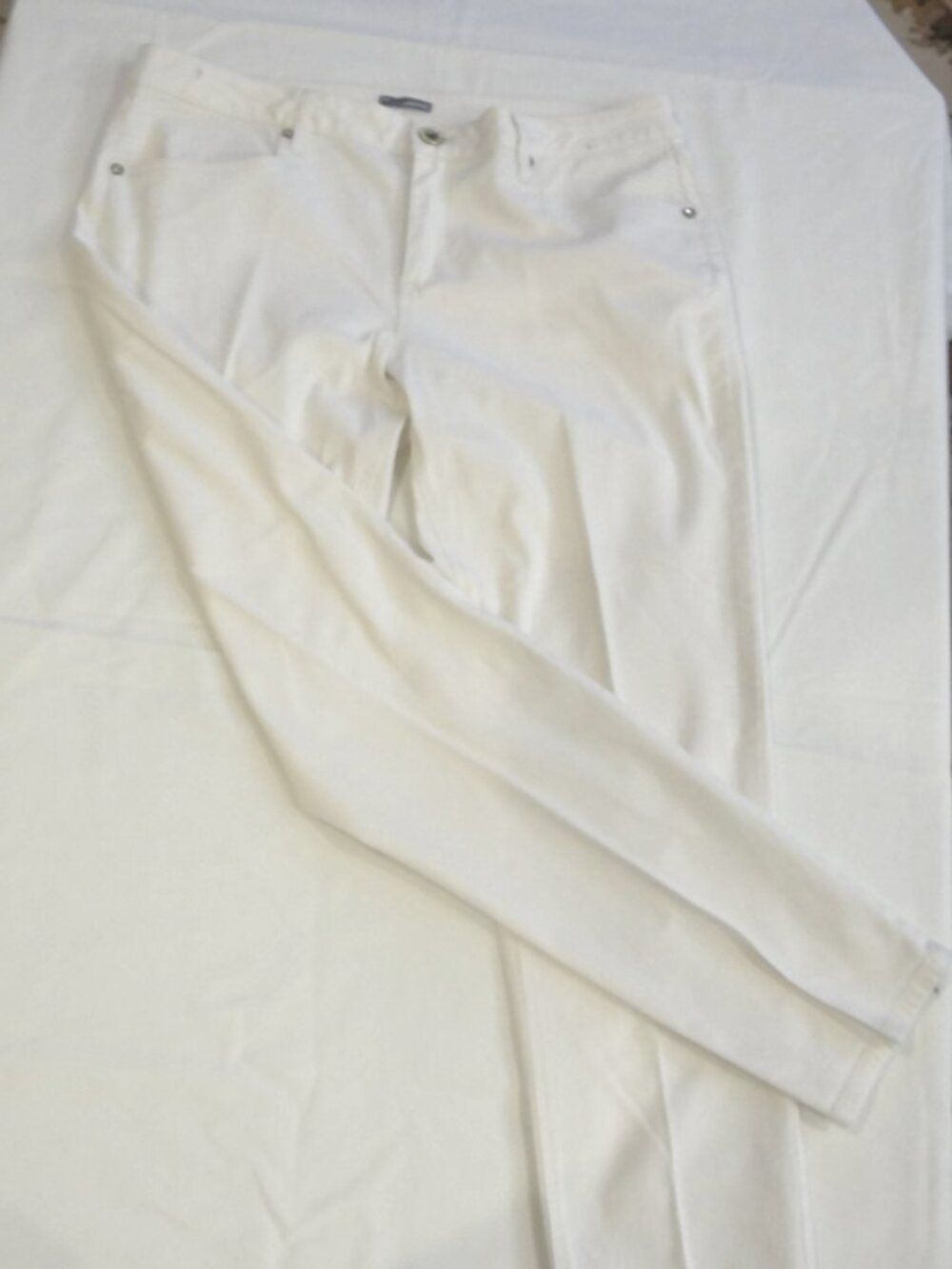 ND - New Directions Weekend Wear White Zipper Jeans
